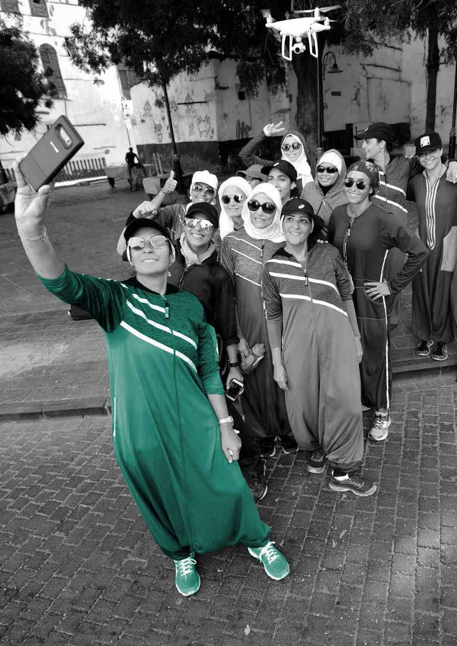 فتيات سعوديات يلتقطن صورة سيلفي خلال جولة هرولة في أحياء جدة القديمة في 8 مارس الماضي، وقد تحررن من العباءات، وهو ما كان محرما عليهن في الفضاء العام