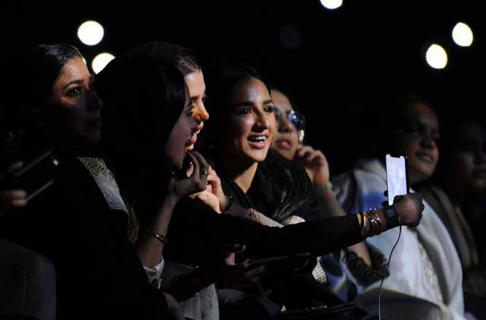 سيدات سعوديات يلتقطن صوراً شخصية أثناء حضورهن حفلاً غنائياً لمغني البوب المصري تامر حسني بجدة في 30 مارس الماضي