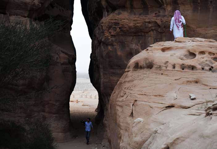 سائح سعودي وصحافي في زيارة إلى مدائن صالح بالقرب من مدينة العلا شمال غرب المملكة، المصنف لدى اليونسكو كأحد مواقع التراث العالمي، وهي من المواقع الأثرية التي كانت زيارتها مستنكرة بتوجيه رجال الدين