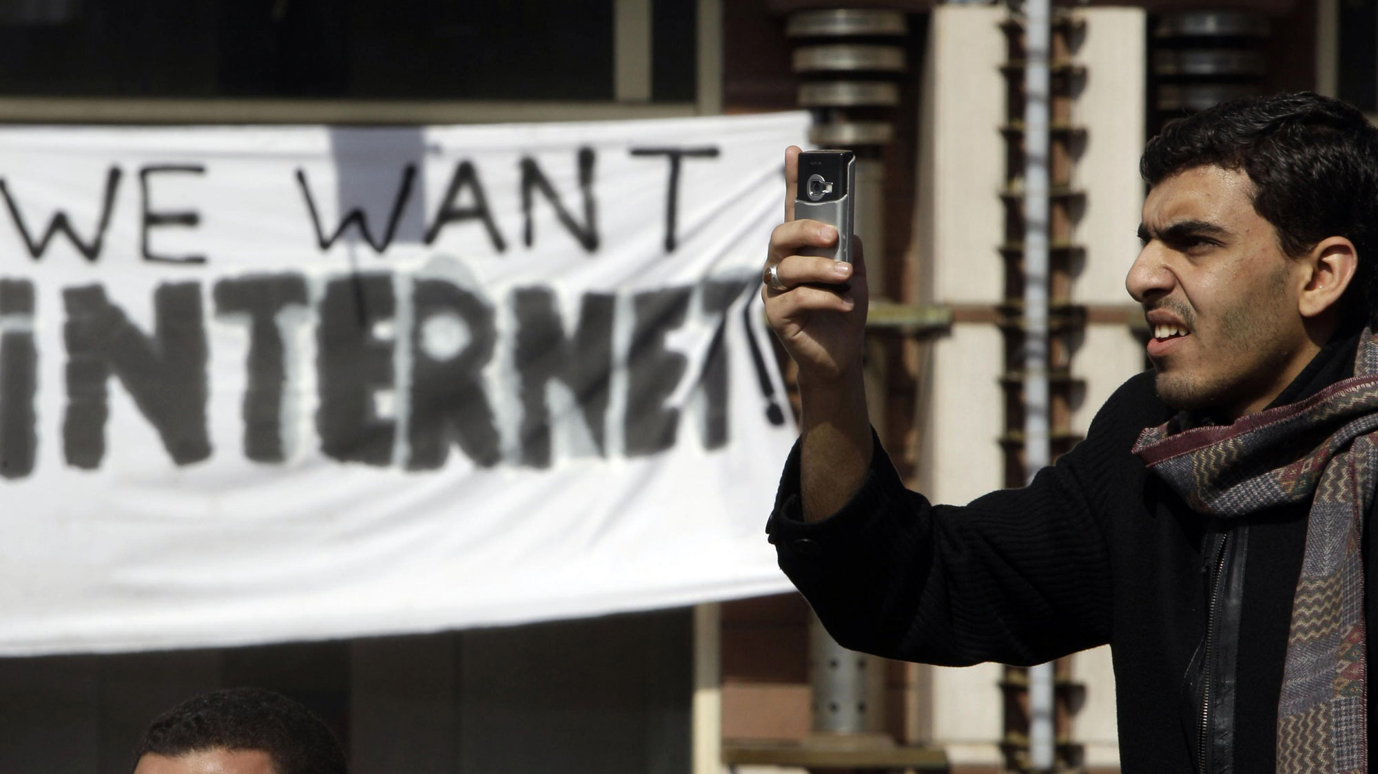 شاب مصري يصور مظاهرة في إحدى قرى مصر تطالب بتحسين خطوط الإنترنت