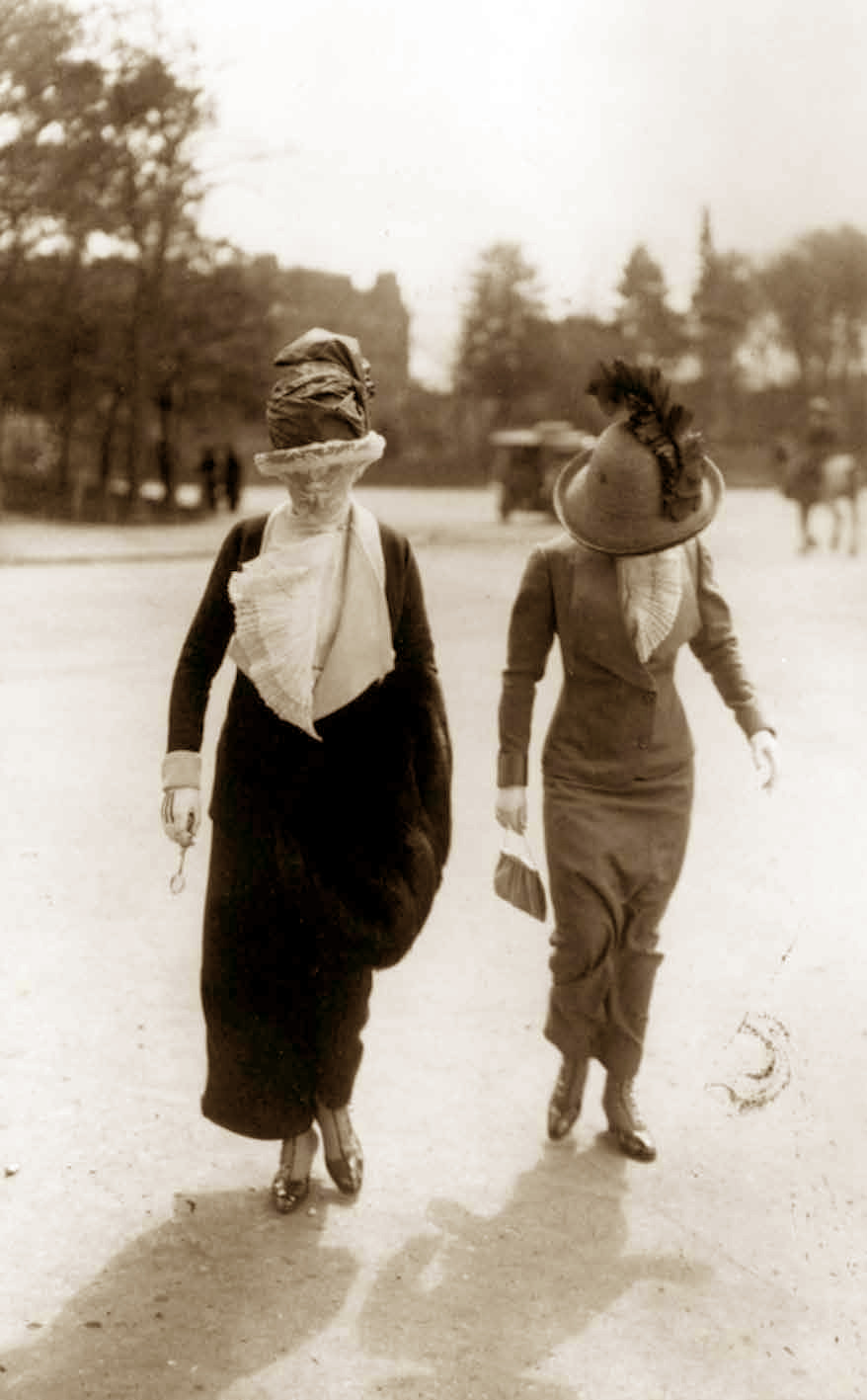 سيدتان في شوارع باريس العام 1911